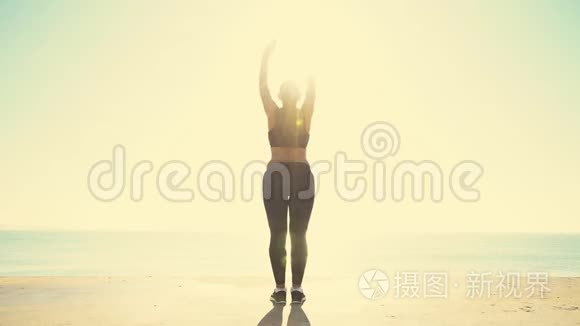 美丽的运动女孩在海边日出训练视频