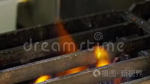 用火煎锅烹煮的烤牛肉慢动作视频