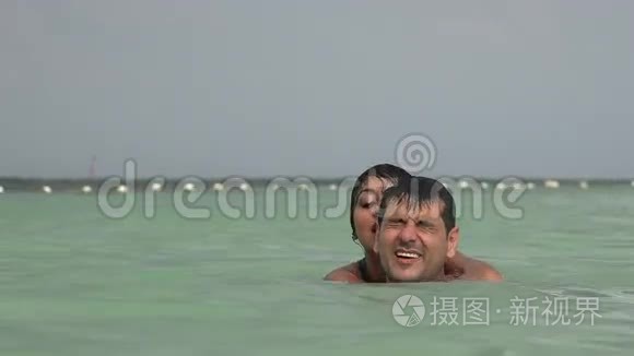 男人和女人在海洋中游泳视频