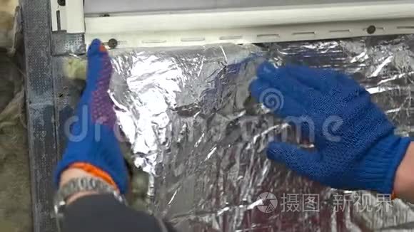 建筑工人安装玻璃羊毛视频