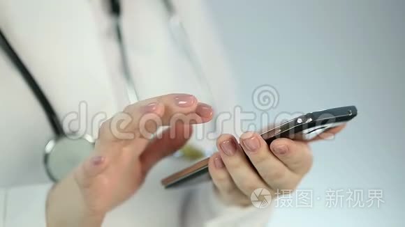 医生检查电子邮件与病人的实验室结果，滚动和缩放图像