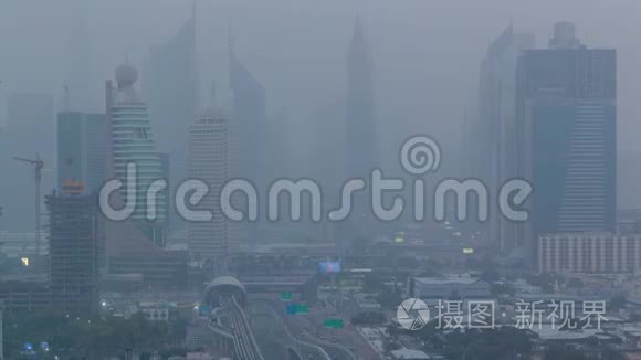 白天到夜间沙尘暴期间迪拜城市景观