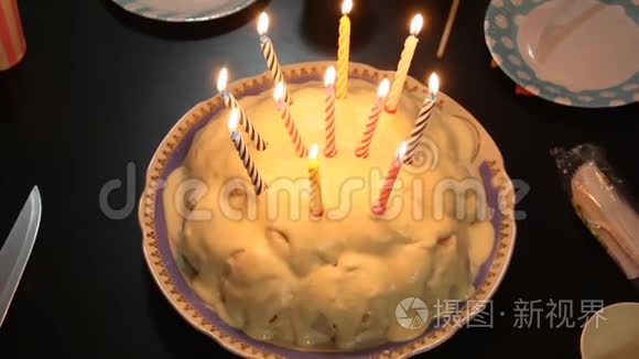 燃烧螺旋蜡烛的生日快乐蛋糕视频