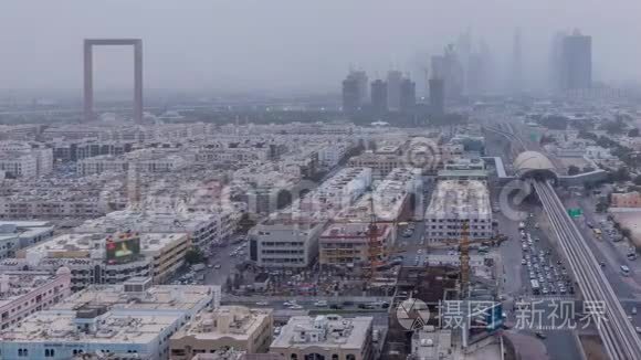白天到夜间沙尘暴期间迪拜城市景观