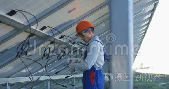 工人连接太阳能电池板的电线视频