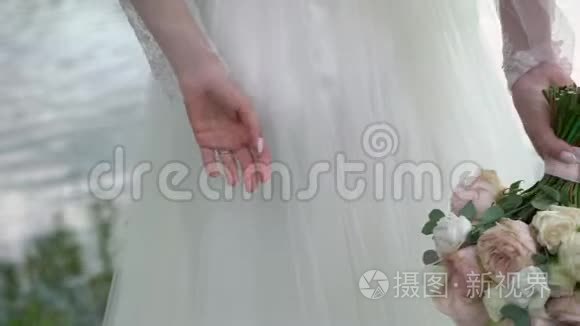 新娘背着她的花束