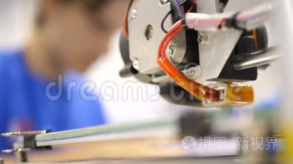 用塑料丝丝在3D打印机上打印。 学校实验室工作期间的三维打印机，塑料