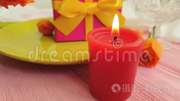 礼品盒玫瑰花约会日概念烛火生日盘子礼物慢