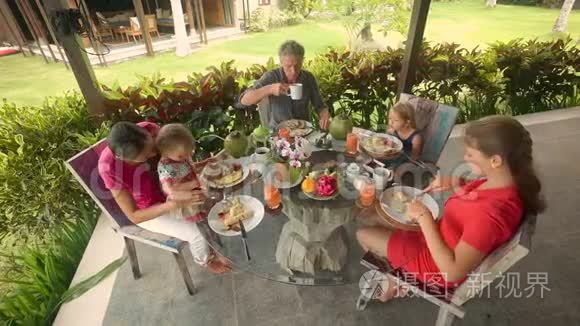 家庭在户外露台上吃早餐视频