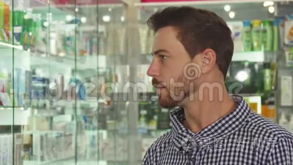 男人在药店咳嗽和打喷嚏视频