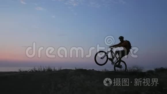 带背包和头盔的男性旅行者骑自行车