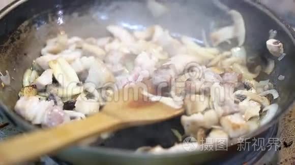 锅中炒蘑菇肉视频