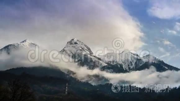 山上下雨天视频