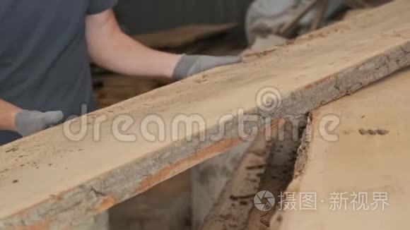 木工车间木工手与木板木的特写视频