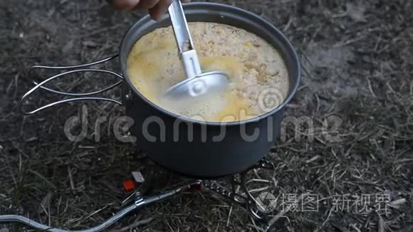 在营地里吃远足食品视频