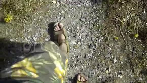 在岩石上徒步旅行视频