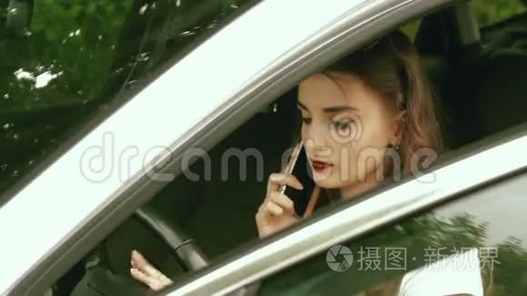 时髦的黑发少女坐在车里，通过电话说