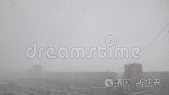 冬天有建筑物和汽车的城市暴风雪或雪