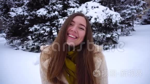 穿着冬雪相机的漂亮女孩视频