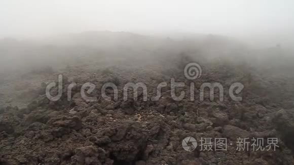 薄雾覆盖着熔岩场视频