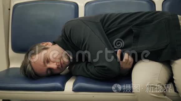 在地铁地铁地铁地铁里睡觉的人。 劳累的工人学生下班后睡觉，辛苦一天，生病，疲劳
