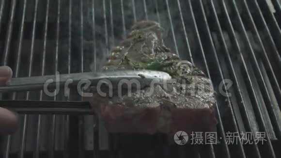 厨房的钳子把煎牛排换掉视频