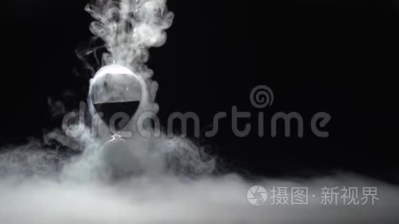 液氮的烟雾昼夜溶解..