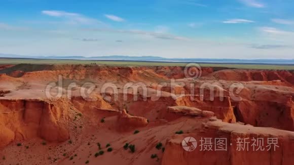 蒙古巴彦扎格火焰悬崖的鸟瞰图视频