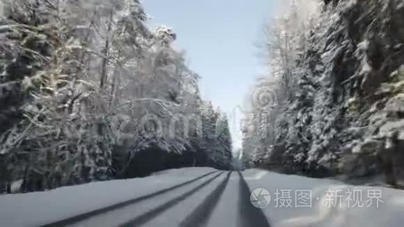 冬天汽车沿着森林道路行驶。 在下雪的乡村道路上驾驶POV。 白雪覆盖的道路