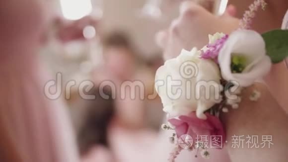 婚礼上女人手腕上的胸花