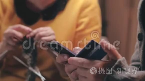 为智能手机上的网上购物而做信用卡支付的养老金领取者。