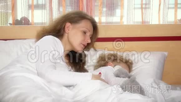 漂亮的女人让她的小女儿睡觉