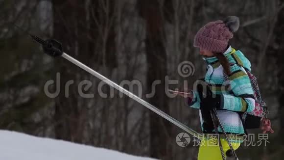 业余滑雪女孩搭电梯