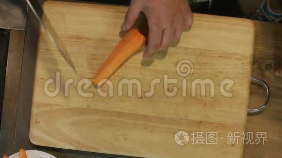 用不锈钢锅煮牛奶和香料视频