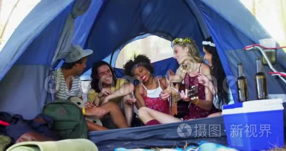 朋友们在帐篷里唱歌弹吉他视频