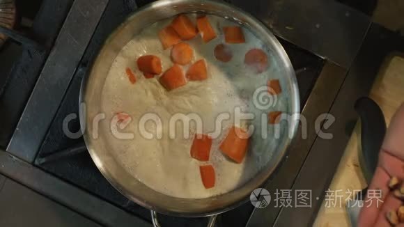 用不锈钢锅煮牛奶和香料视频