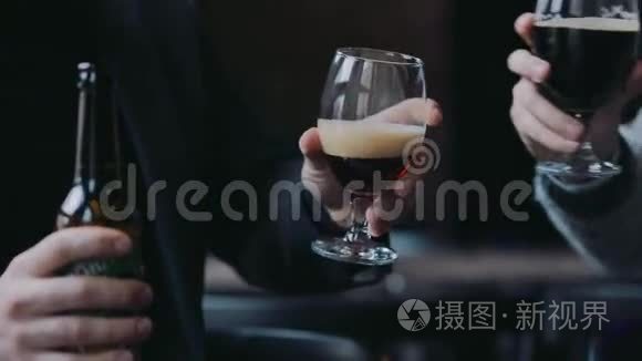 男人拿着一瓶啤酒，一杯啤酒，高兴地喝着，对结果感到惊讶，然后继续