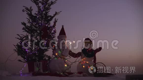 圣诞装饰-雪人用冷杉枝和彩灯装饰
