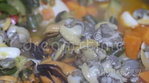 用铁锅煮海鲜和蔬菜视频