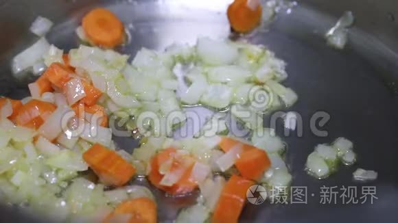 用铁锅煮海鲜和蔬菜视频