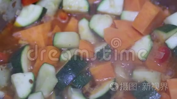 用铁锅煮海鲜和蔬菜视频