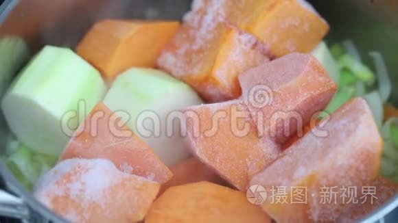 用铁锅煮海鲜和蔬菜视频