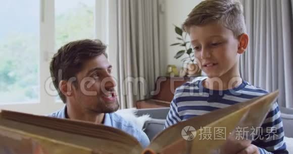 父亲和儿子在家读故事书视频
