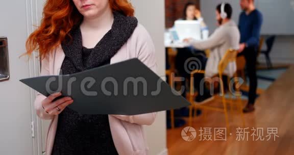 女高管在更衣室文件中的书写视频