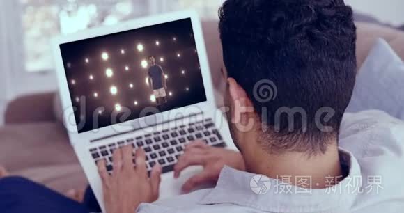 在笔记本电脑上看足球比赛的人视频