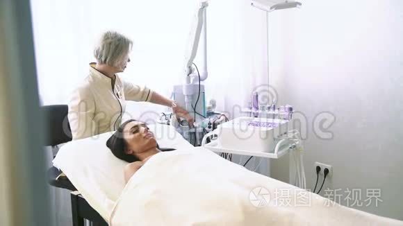 美容师开始做刺激面部护理视频