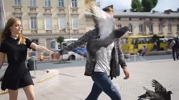 幸福的一对夫妇跑过广场视频
