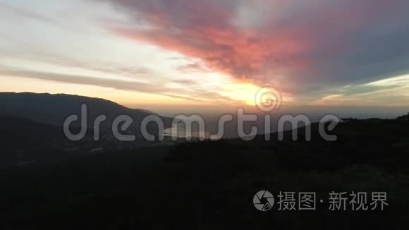 美丽日落的惊人鸟瞰。 中枪。 夏日的山水与沙滩，夏日的绿林