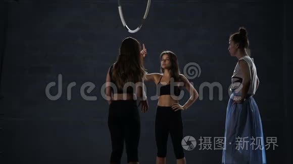 两个女孩在讨论空中篮圈的技巧视频