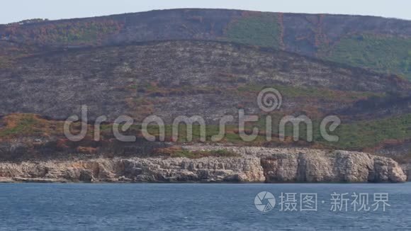 在落基海岸、绿山和森林火灾后的海景